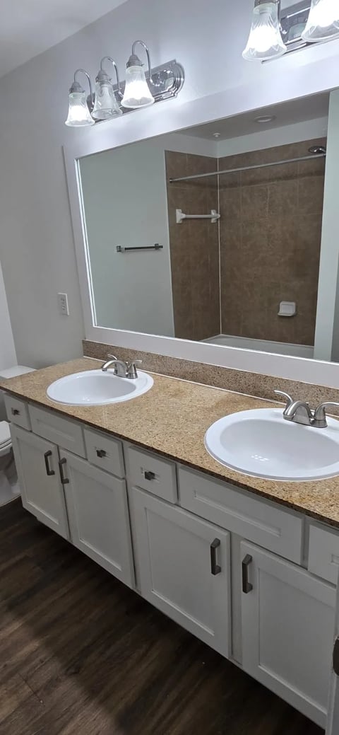 CLEAN BATHROOM